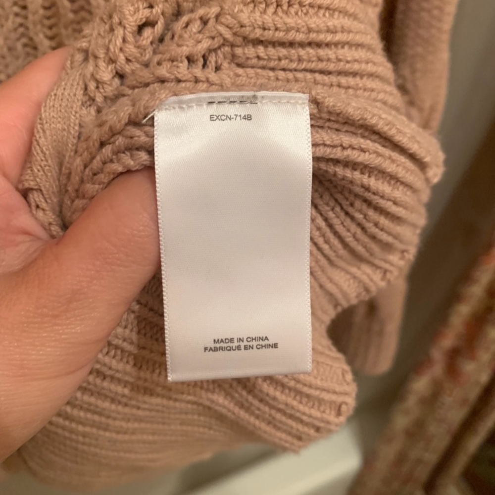 🔴{EXPRESS} Pink Sweater - Picture 7 of 10